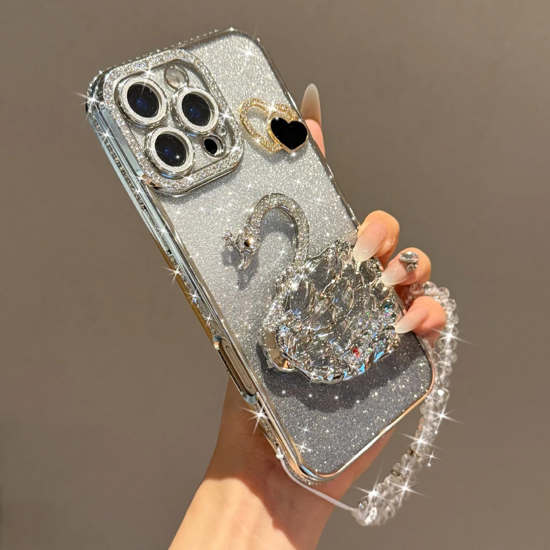 The heart-shaped glitter swan Sand stand is suitable for iPhone17 16 14 13 12 15 11promax phone cases with a pendant